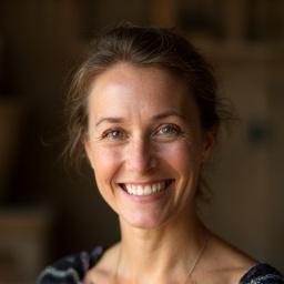 Porträt von Elara Schmidt, der Gründerin von Keramik Kalligraphie